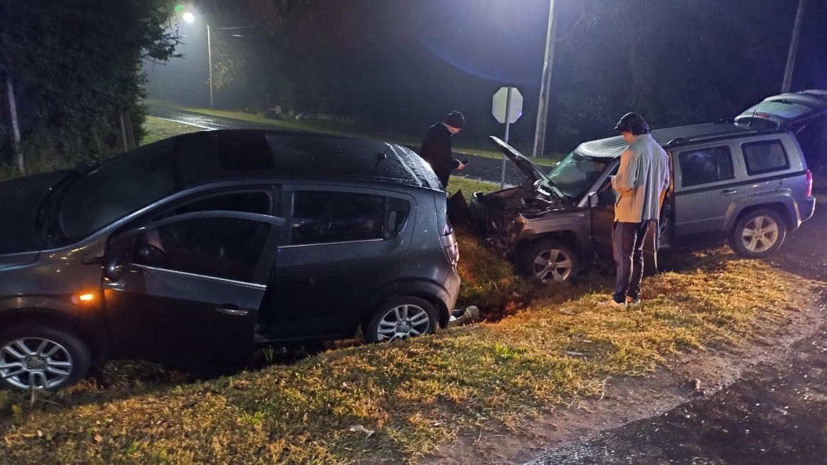 Un auto y una camioneta chocaron a la madrugada y terminaron en la zanja 